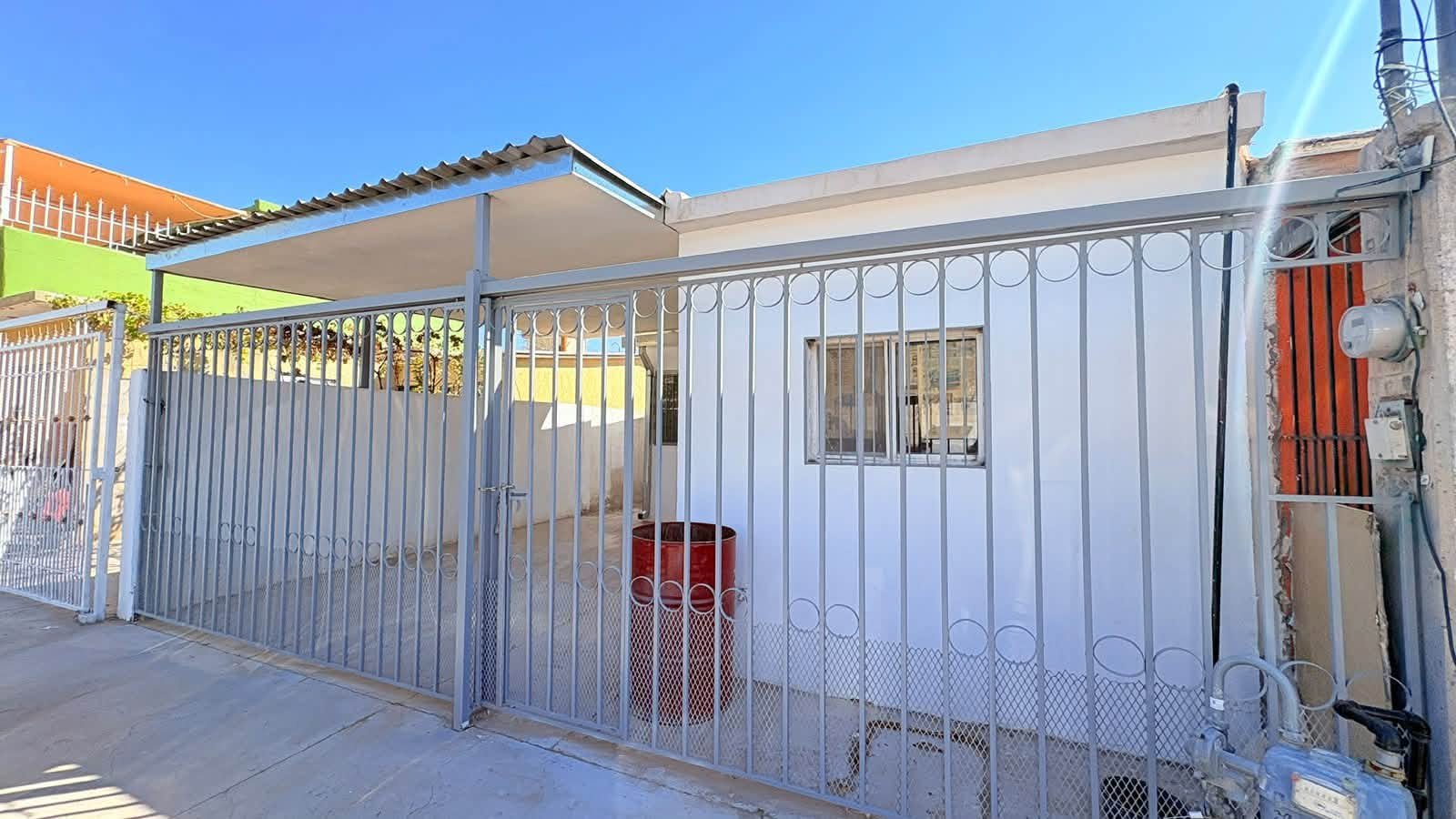 Casa en Aeromoza con cochera techada